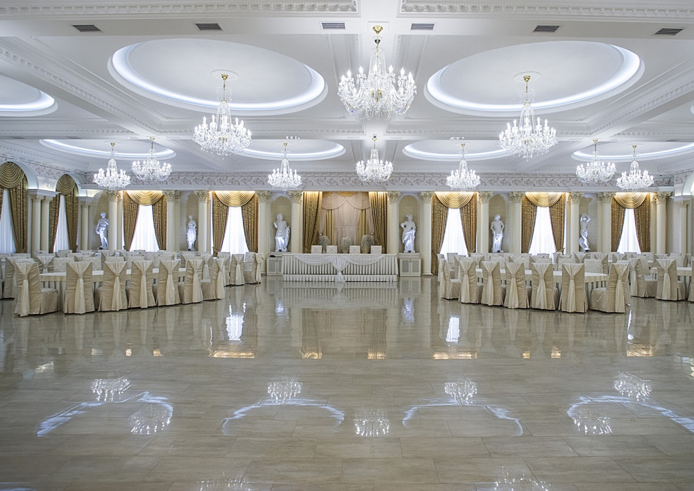 hotelová restaurace s křištálovými lustry