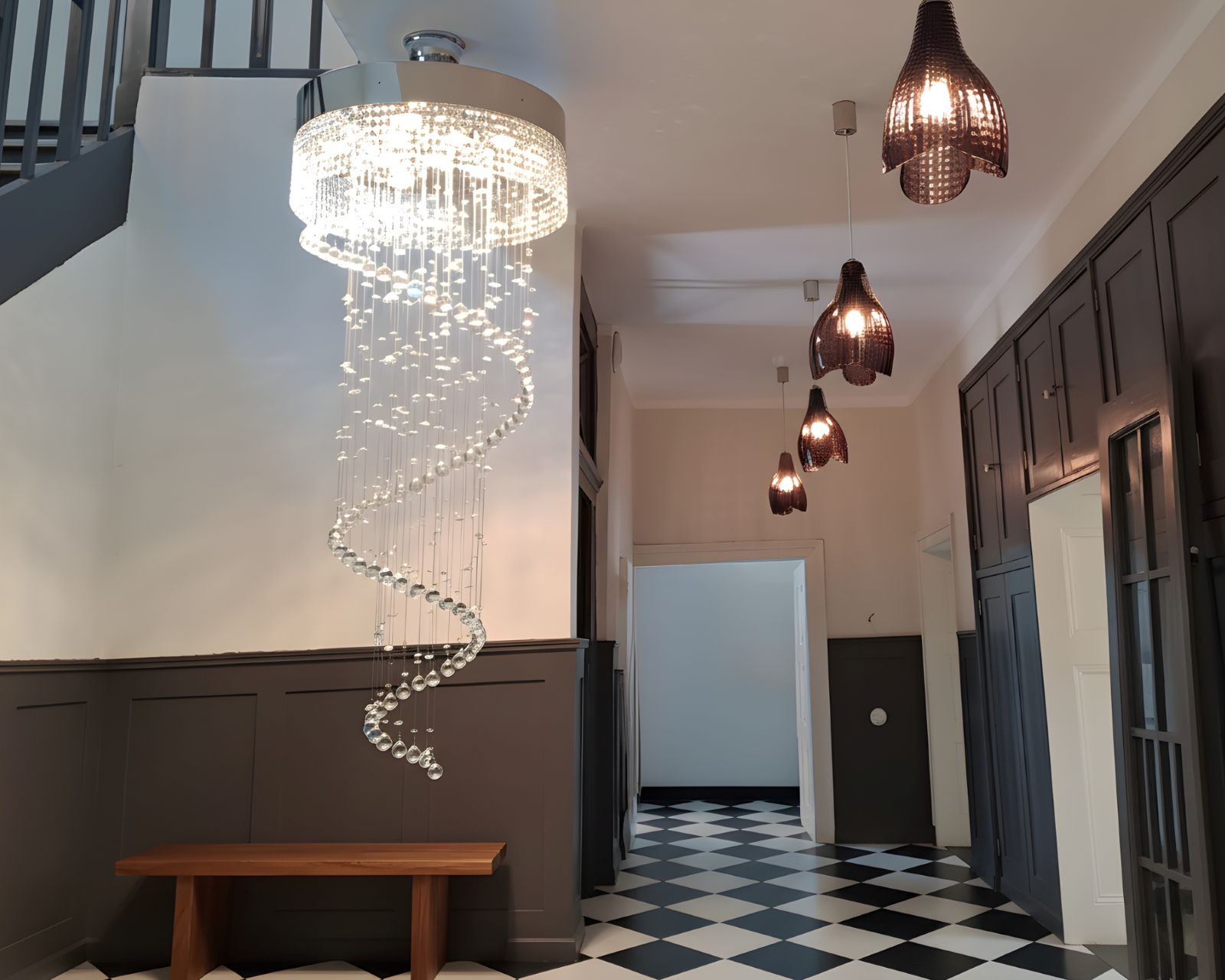 drei moderne Leuchten aus interessant geformten Glassegmenten