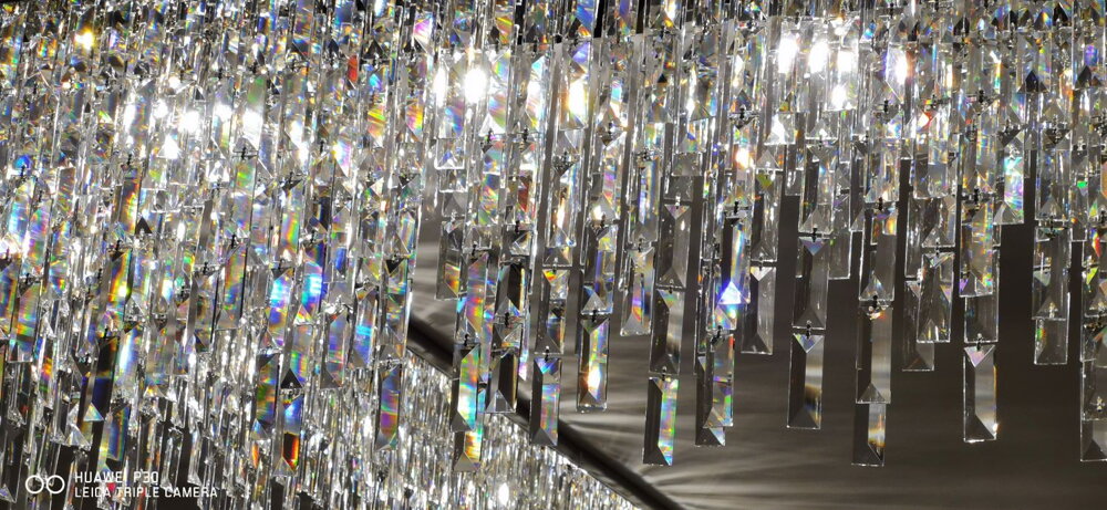 Installation von Kristallleuchten in einer neuen modernen Wohnung
