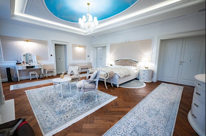 Kristalllüster mit Schirmen im Schlafzimmer einer Luxusvilla in Prag