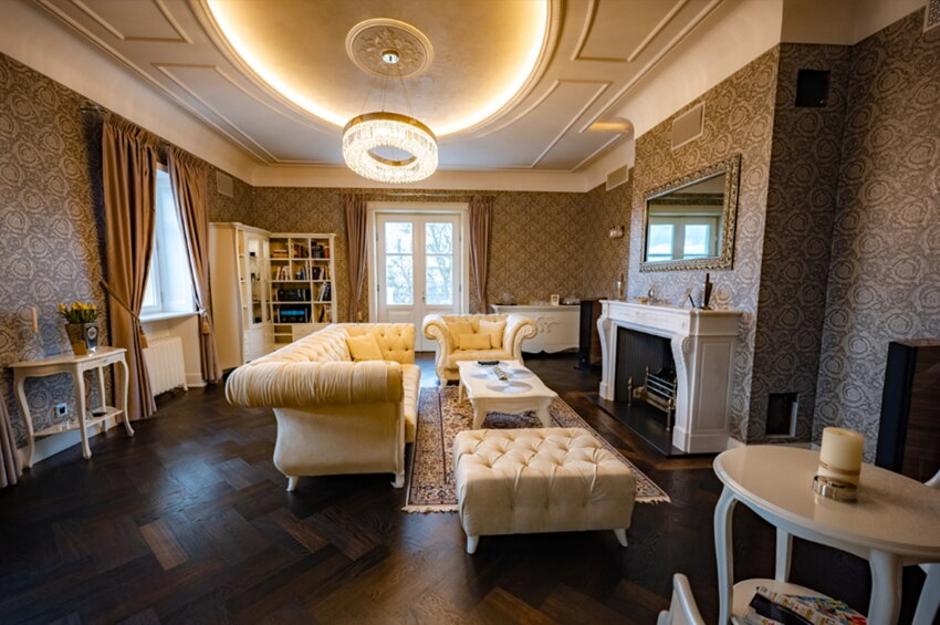 Maßgefertigte Design-Deckenleuchte im Wohnzimmer einer Luxusvilla in Prag