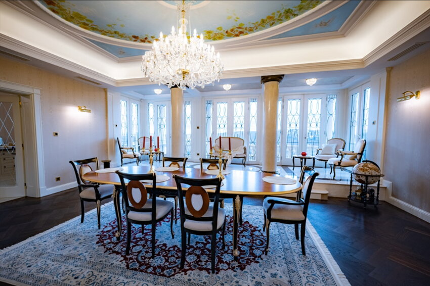 Maßgefertigter Kristalllüster im Esszimmer einer Luxusvilla in Prag