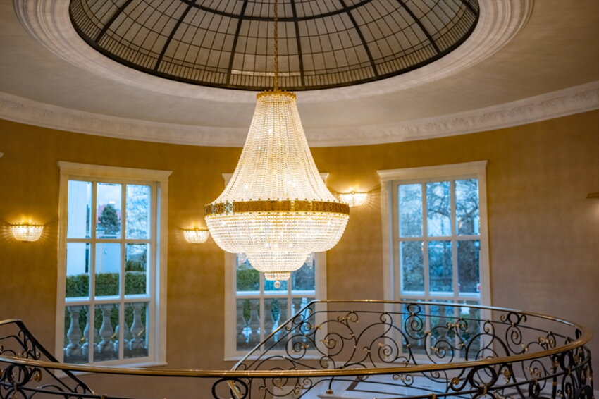 Säulen- und Hallenbeleuchtung einer Luxusvilla in Prag mit Kristallleuchten