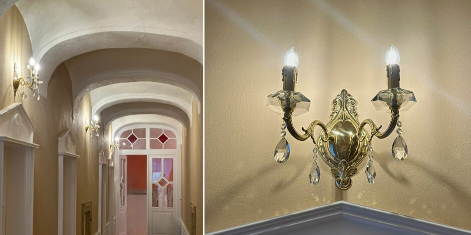 Schlossflur mit Messing-Wandleuchten und Kristalldetails