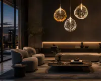 Drei Glaskugeln über der Sitzgruppe in einem modernen Wohnzimmer mit Stadtblick