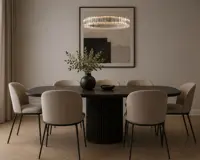 Runde Kristallprismen-Leuchte über einem dunklen Esstisch in einem modernen Esszimmer