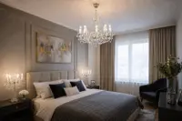Kristallleuchter im Schlafzimmer mit warmem Licht