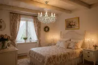 Kristallleuchter in einem romantischen hellen Schlafzimmer