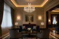 Kristallleuchter in einem eleganten Salon mit dunklen Möbeln