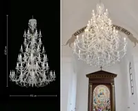Monumentaler dreistöckiger Kristallleuchter mit den Maßen 230×152 cm und seine Installation in einer Kirche über einem Altar mit Freske