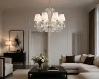 Kristallleuchter mit weißen Schirmen im luxuriösen Wohnzimmer