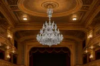 Großer mehrstöckiger Kristalllüster in einem historischen Theatersaal