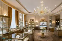 Kristalllüster in einem luxuriösen Interieur mit stimmungsvoller Beleuchtung