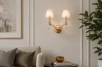 Messing-Wandleuchte über einer Konsole in einem gemütlichen Wohnzimmer