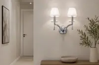 Wandleuchte beleuchtet einen Flur neben einer Tür in einem modernen Interieur