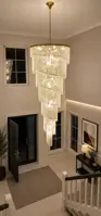 Spiralförmige Kristallleuchte in einer zweigeschossigen Eingangshalle mit Treppe