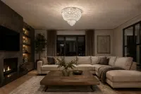 Runde Kristall-Deckenleuchte mit geschichteten Behängen über einem Ecksofa in einem modernen Wohnzimmer mit Kamin