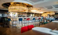 Innenansicht eines luxuriösen Restaurants mit Kristalllüster über der Bar