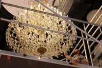 Detail eines Marie-Theresien-Lüsters mit Kristallbehängen im Kaufhaus Máj Prag