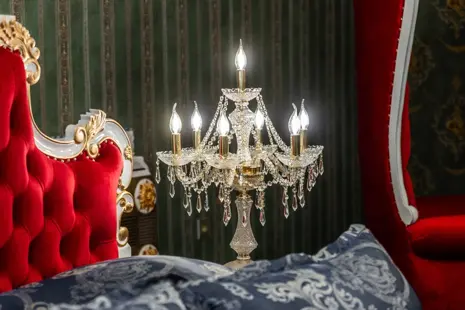 Innenausstattung im Schlossstil mit Kristallkronleuchtern von ArtCrystal Tomeš (Video)