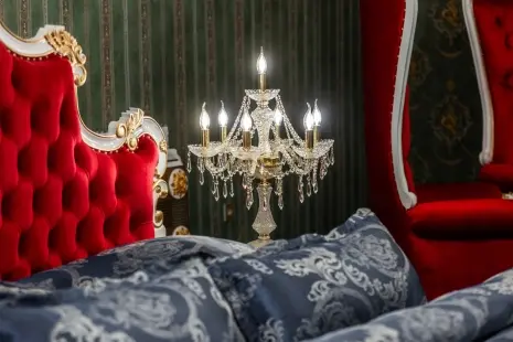 Innenausstattung im Schlossstil mit Kristallkronleuchtern von ArtCrystal Tomeš (Video)