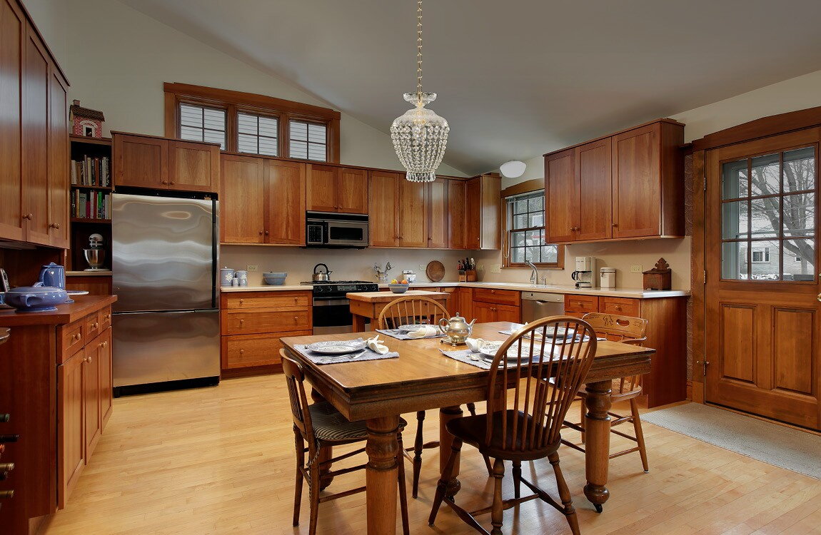 Cut crystal chandelier above the dining table EL681105