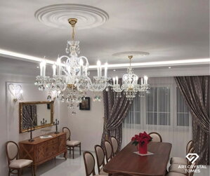 El encanto del cristal en un interior clásico: casa familiar en Varsovia (PL)