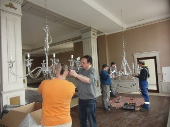 Installation modernen Glasleuchtern
