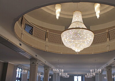 Kristallkronleuchter für den Saal
