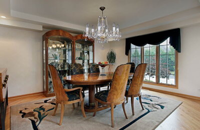 Crystal chandelier above the dining table L16416CE